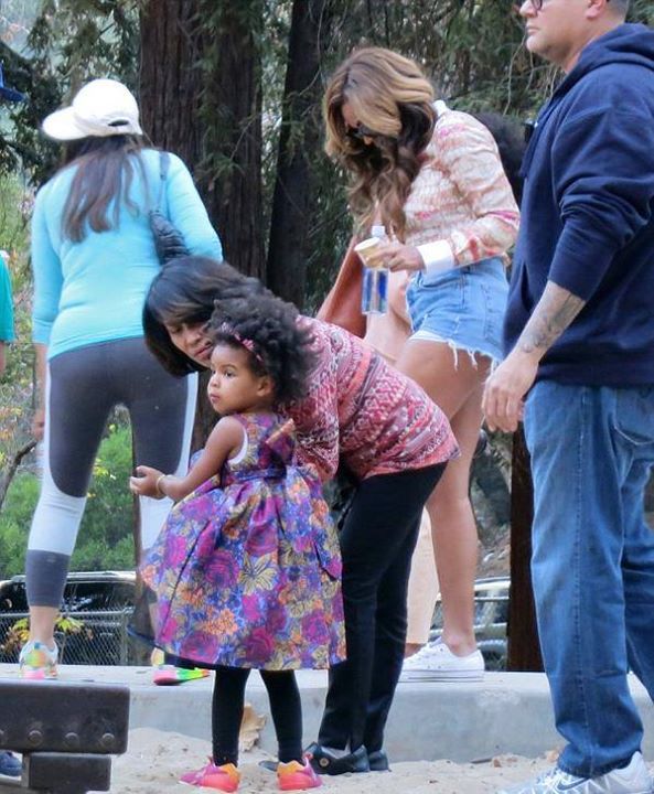 Бейонсе Ноулз. Бейонсе, Блу Айви, Соланж и Тина Ноулз в Гриффин-парке, Лос Анджелес