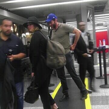 Дженнифер Лоуренс. Дженнифер и Хью Джекман замечены в аэропорту 