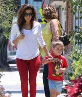 Ева Лонгория.  Ева Лонгория c семьей в салоне  красоты, Западный Голливуд.