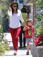 Ева Лонгория.  Ева Лонгория c семьей в салоне  красоты, Западный Голливуд.