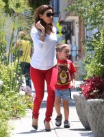 Ева Лонгория.  Ева Лонгория c семьей в салоне  красоты, Западный Голливуд.