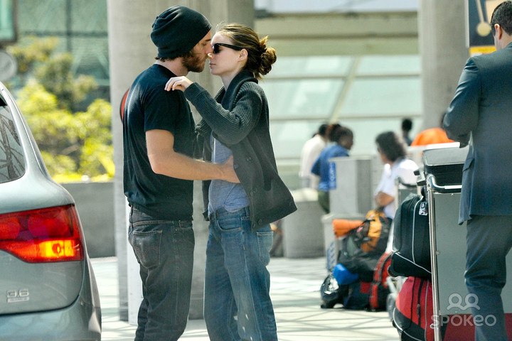 Руни Мара. Руни прощается с Чарли перед тем, как улететь на съёмки "Девушки с татуировкой дракона" (2010 год)