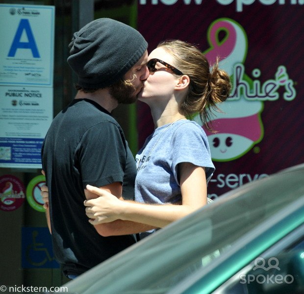 Руни Мара. Руни прощается с Чарли перед тем, как улететь на съёмки "Девушки с татуировкой дракона" (2010 год)