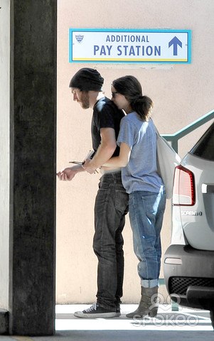 Руни Мара. Руни прощается с Чарли перед тем, как улететь на съёмки "Девушки с татуировкой дракона" (2010 год)