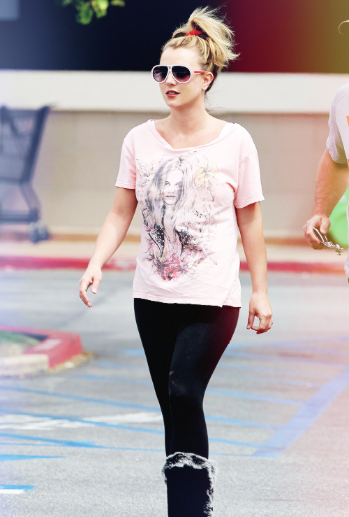 Бритни Спирс. 4 апреля - Бритни и Дэвид делают покупки в Vons в Лос Анджелесе