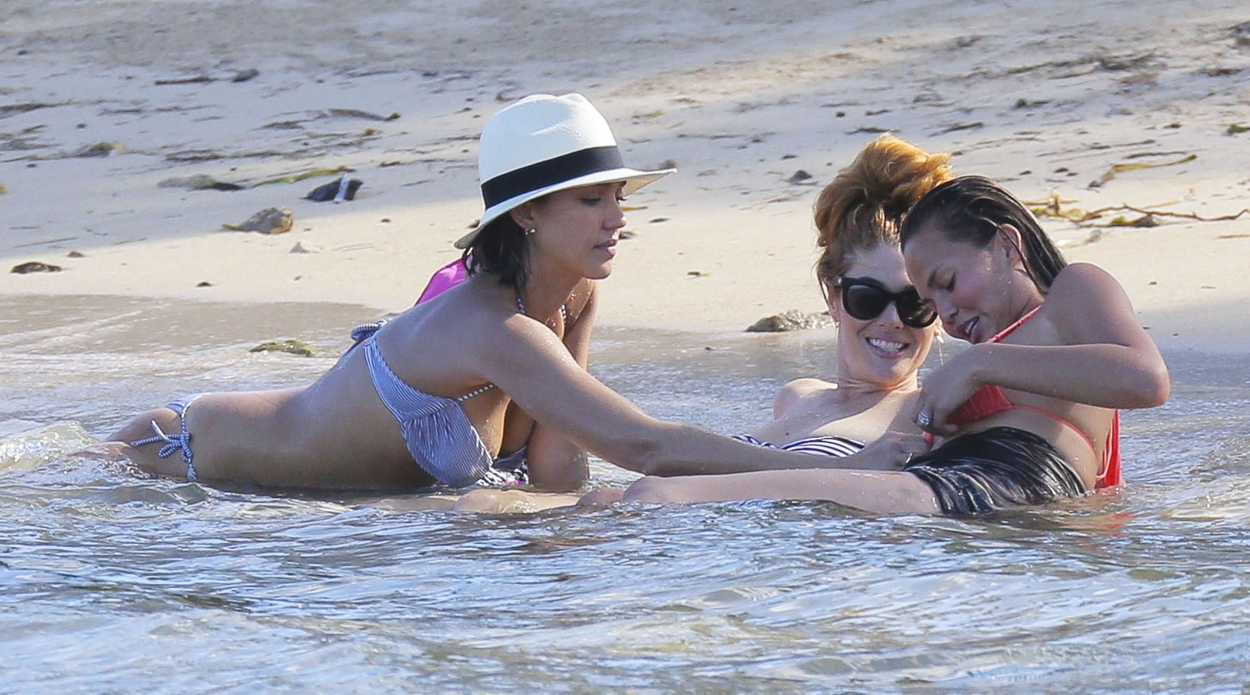 Джессика Альба. Джессика Альба с семьей отдыхает на Карибах