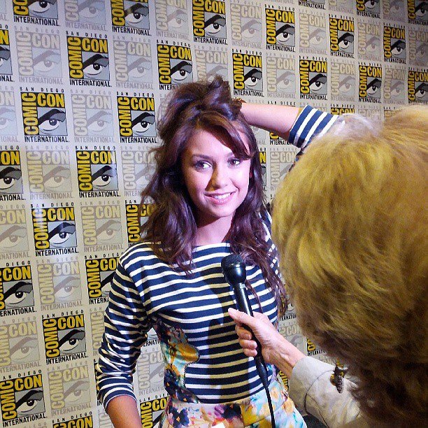 Нина Добрев. the vampire diaries comic-con 2013 — press line (july 20)