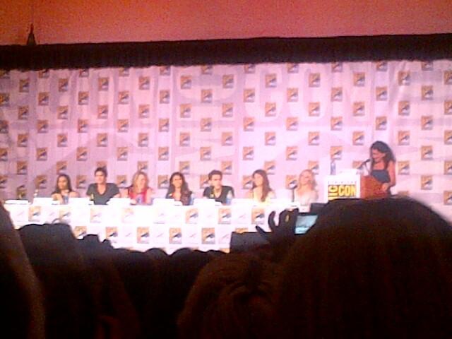 Нина Добрев. TVD Comic-Con Panel & Signing