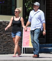 Бритни Спирс. 27 июля - Бритни и Дэвид пообедали в кафе Panini в Уэствуде