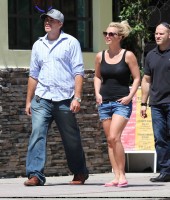Бритни Спирс. 27 июля - Бритни и Дэвид пообедали в кафе Panini в Уэствуде
