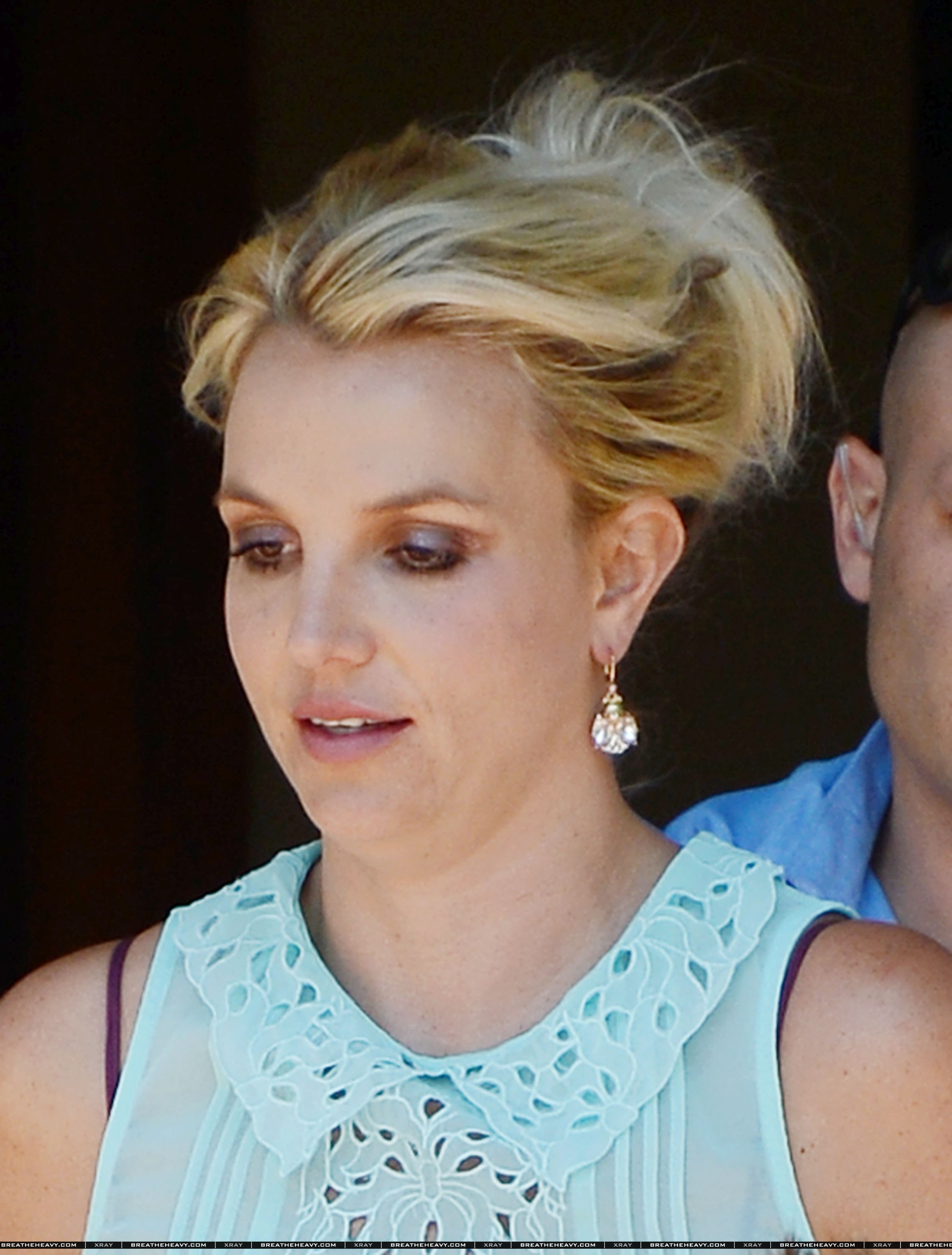 Бритни Спирс. 25 июля - Бритни с мальчиками пообедали в таверне Napa в Thousand Oaks