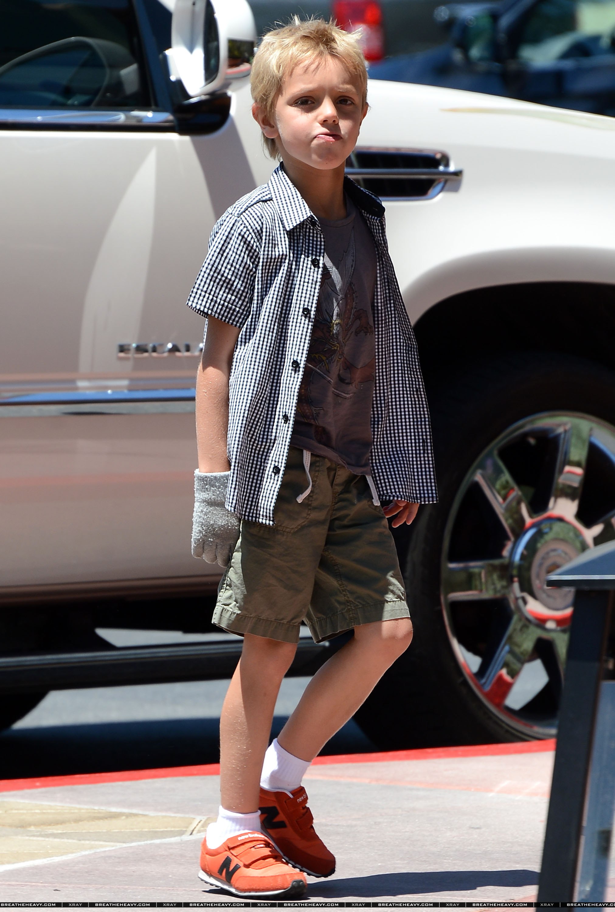 Бритни Спирс. 25 июля - Бритни с мальчиками пообедали в таверне Napa в Thousand Oaks