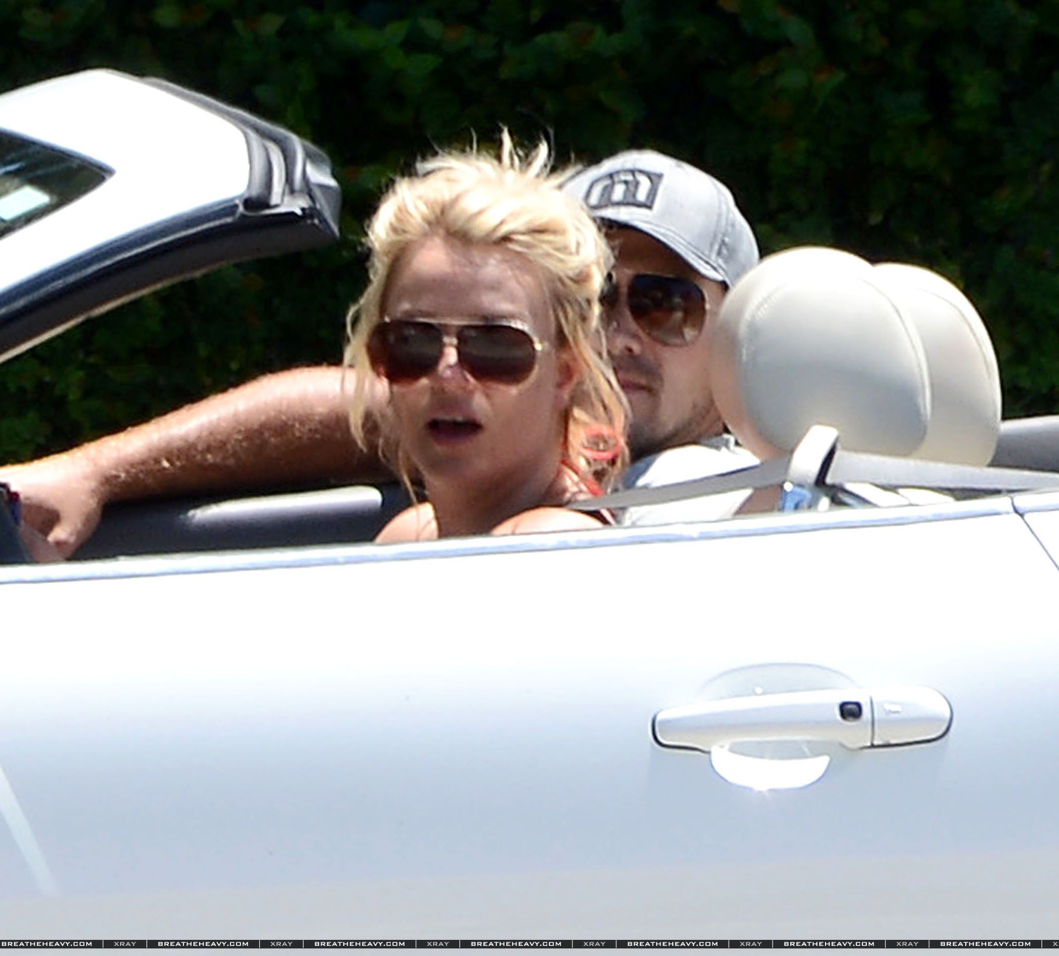 Бритни Спирс. 29 июля - Бритни и Дэвид на прогулке на автомобиле по району Thousand Oaks