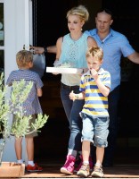 Бритни Спирс. 25 июля - Бритни с мальчиками пообедали в таверне Napa в Thousand Oaks