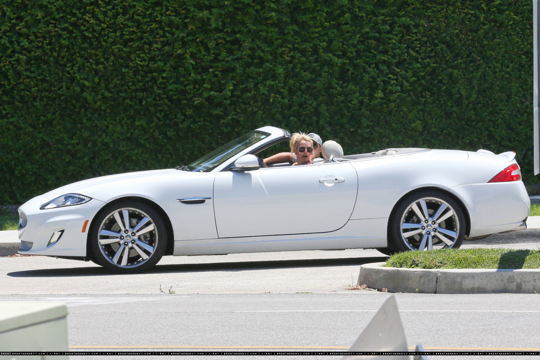 Бритни Спирс. 29 июля - Бритни и Дэвид на прогулке на автомобиле по району Thousand Oaks