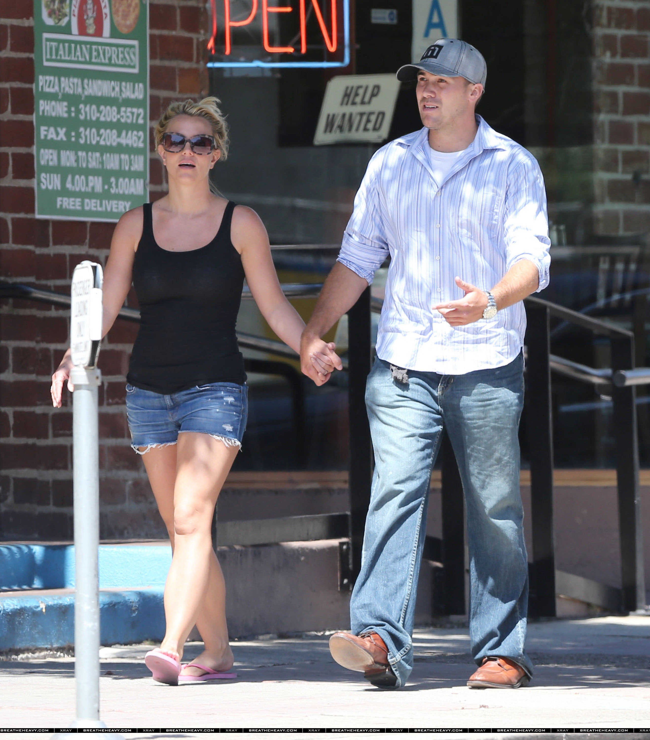 Бритни Спирс. 27 июля - Бритни и Дэвид пообедали в кафе Panini в Уэствуде