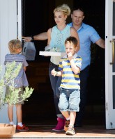 Бритни Спирс. 25 июля - Бритни с мальчиками пообедали в таверне Napa в Thousand Oaks