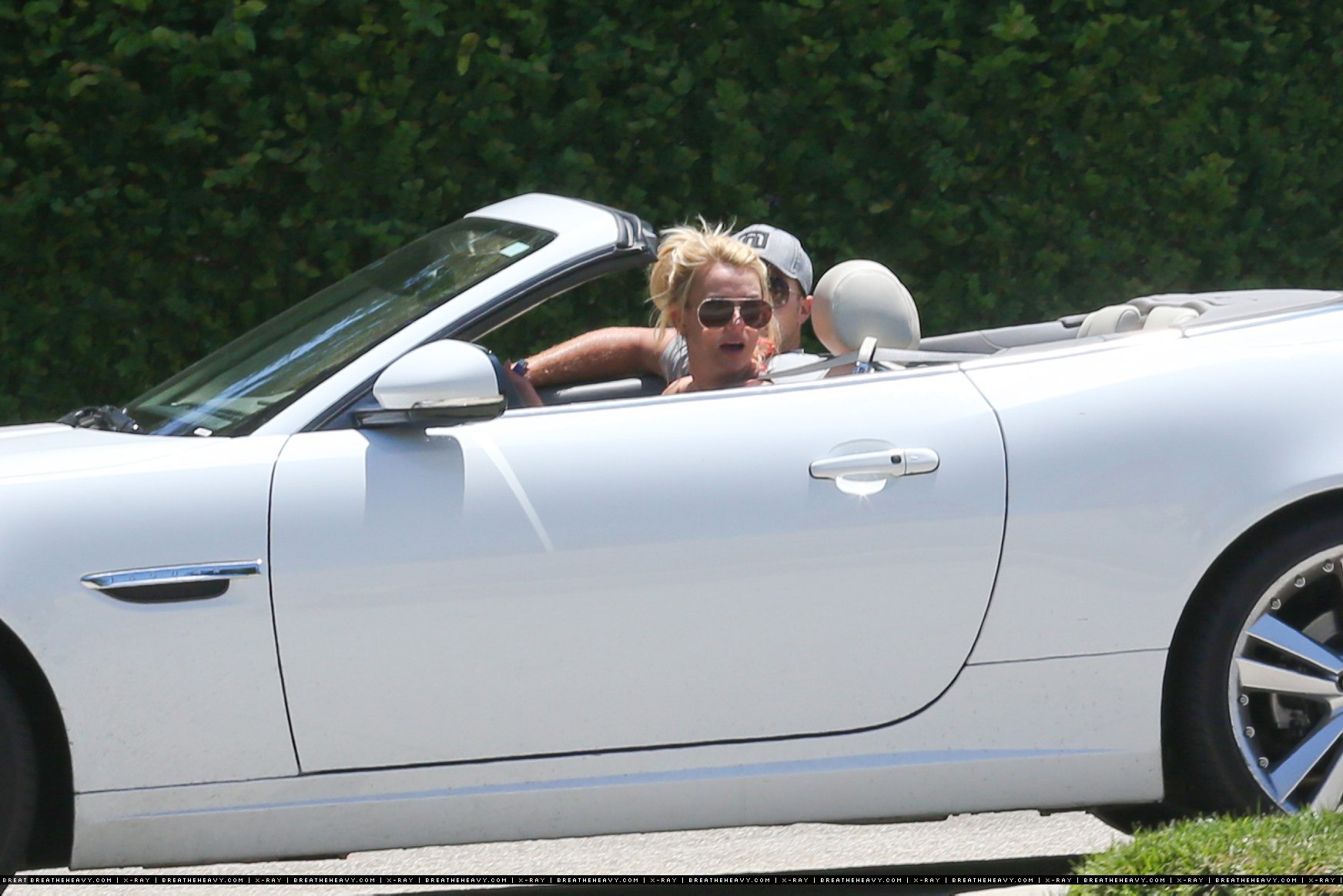 Бритни Спирс. 29 июля - Бритни и Дэвид на прогулке на автомобиле по району Thousand Oaks