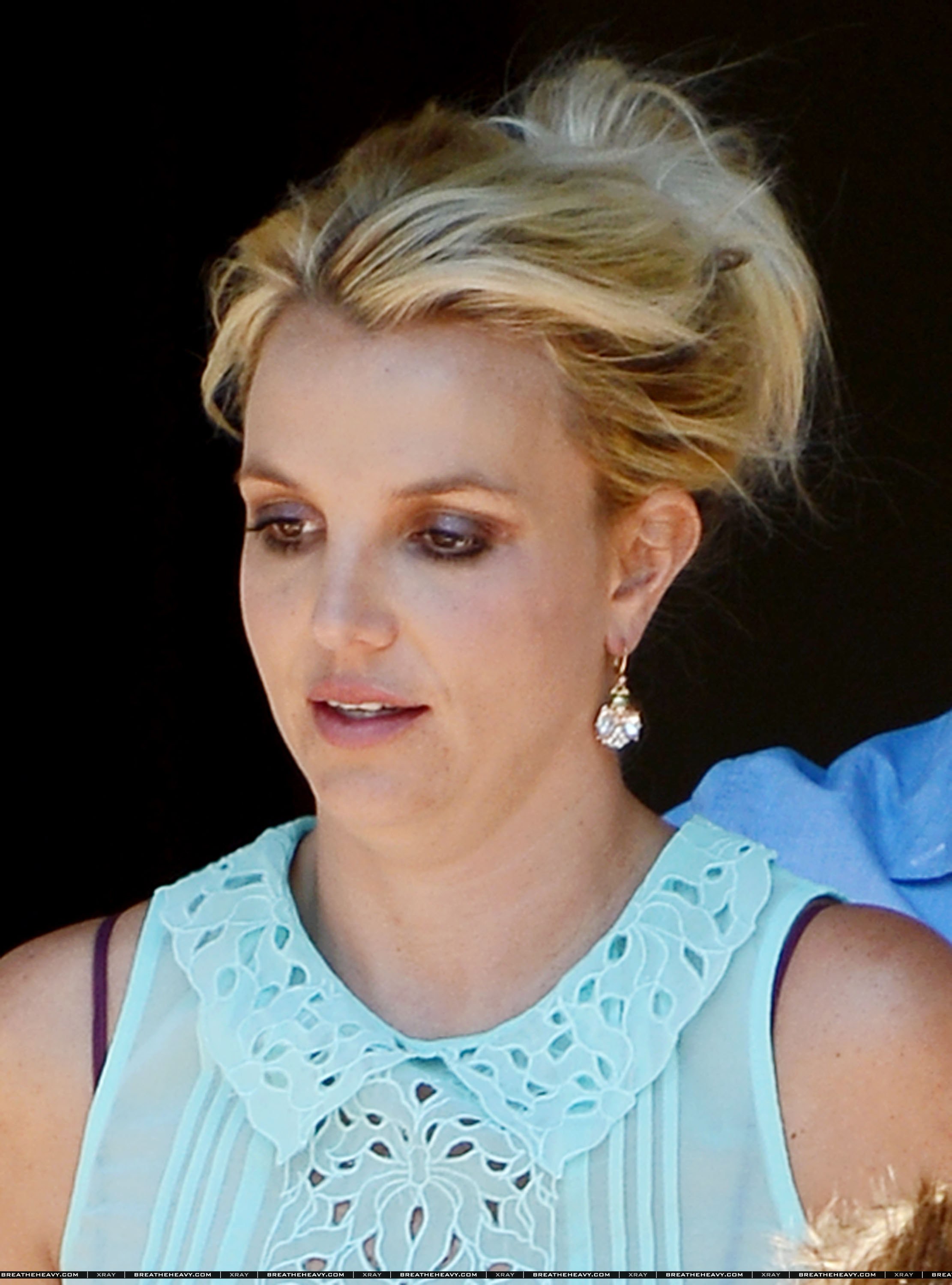 Бритни Спирс. 25 июля - Бритни с мальчиками пообедали в таверне Napa в Thousand Oaks