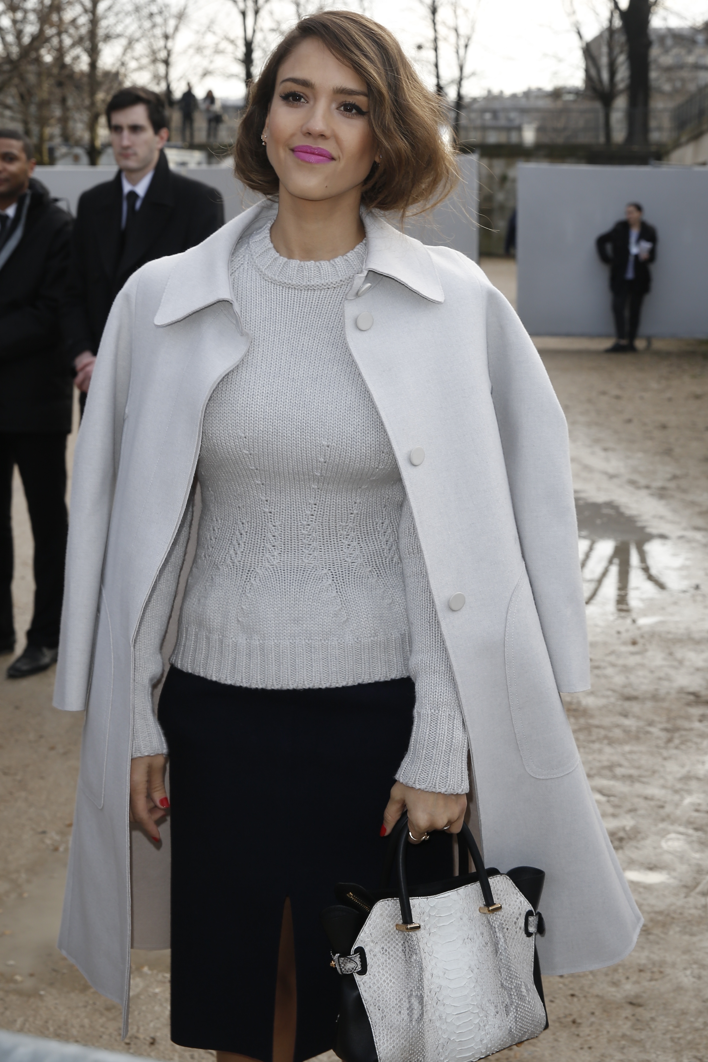 Джессика Альба. Джессика Альба на показе Nina Ricci в Париже