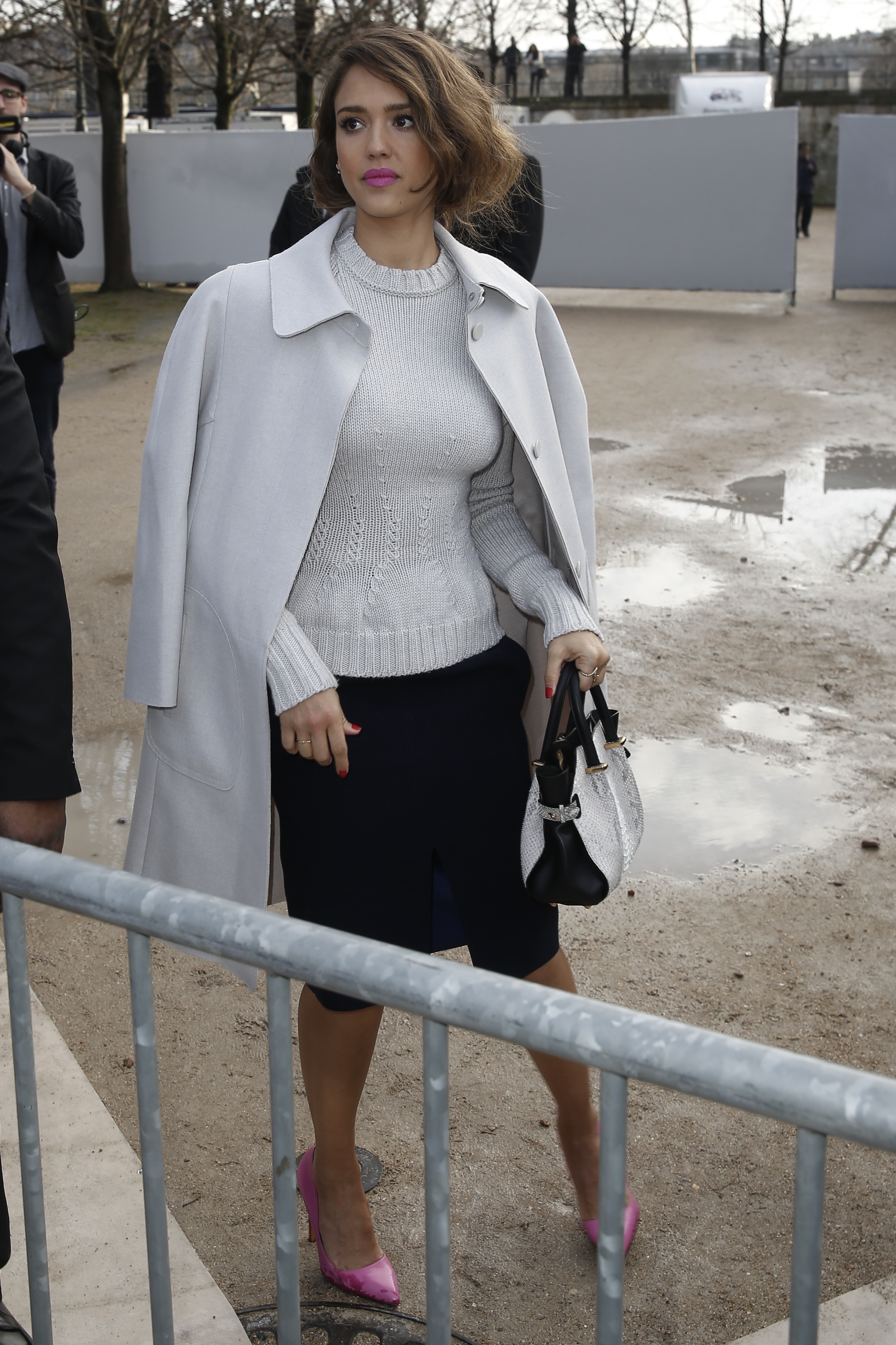 Джессика Альба. Джессика Альба на показе Nina Ricci в Париже