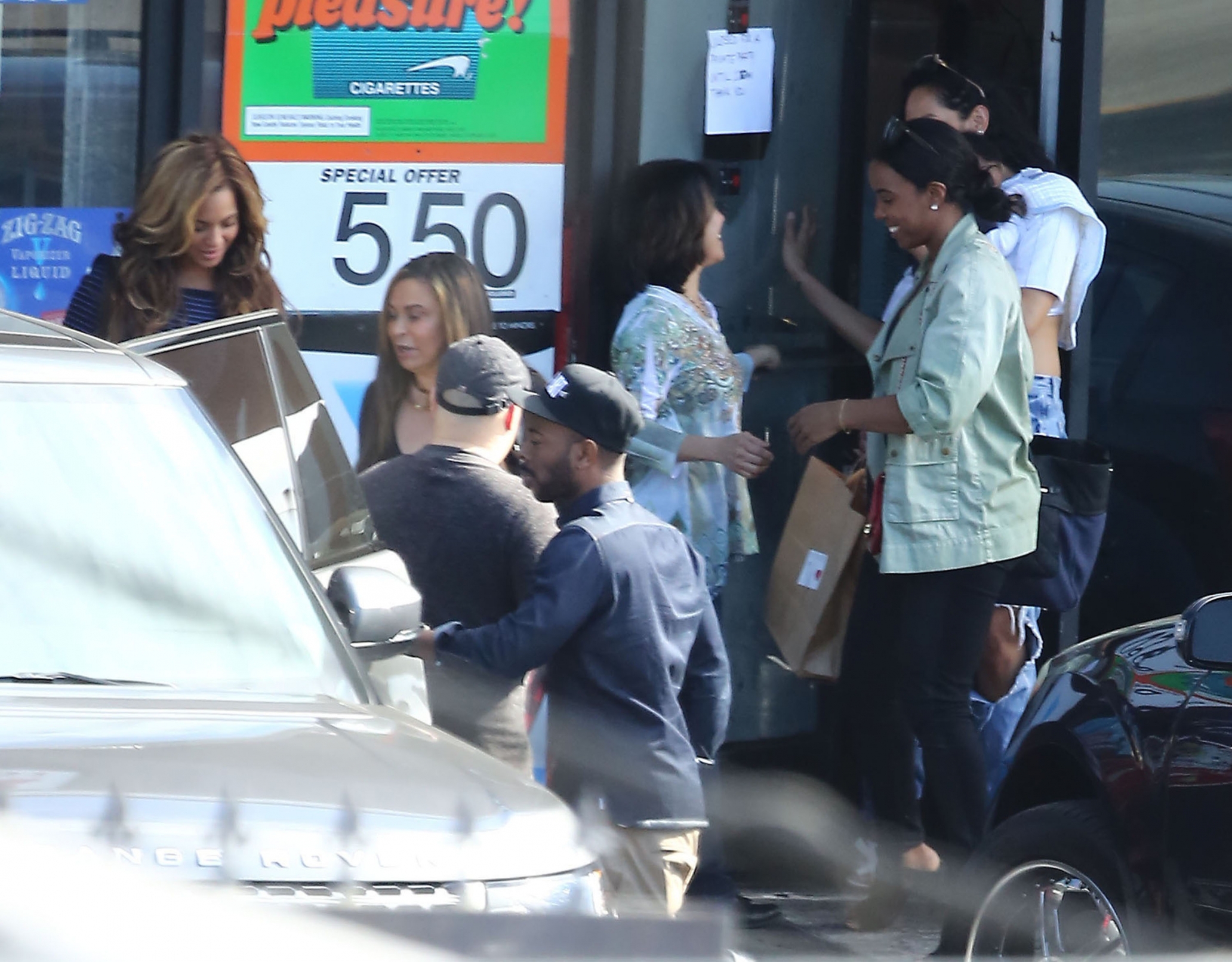 Бейонсе Ноулз. #Jayonce и Блу Айви обедали вместе Келли Роуланд и Тиной Ноулз в Лос-Анджелесе