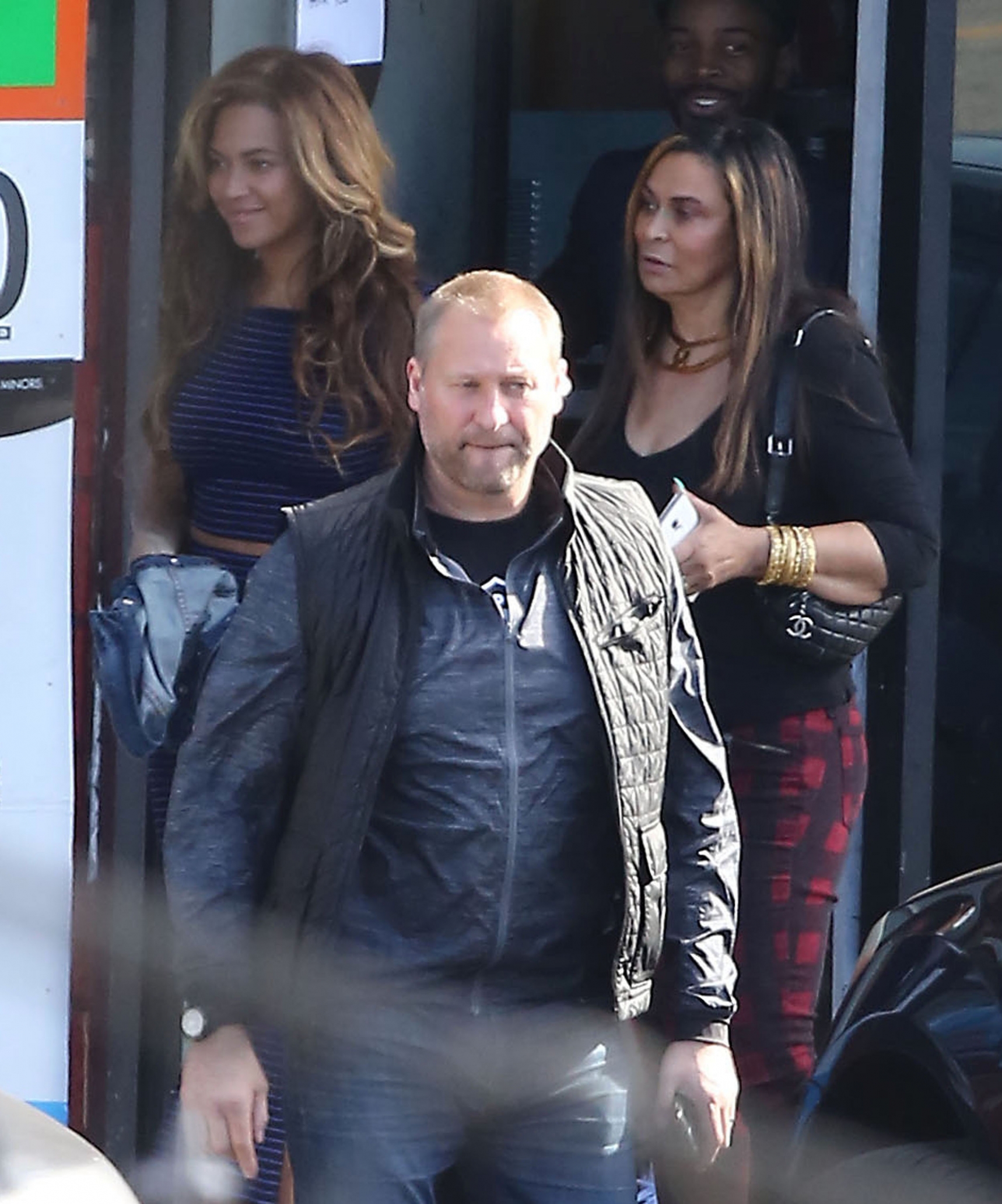 Бейонсе Ноулз. #Jayonce и Блу Айви обедали вместе Келли Роуланд и Тиной Ноулз в Лос-Анджелесе