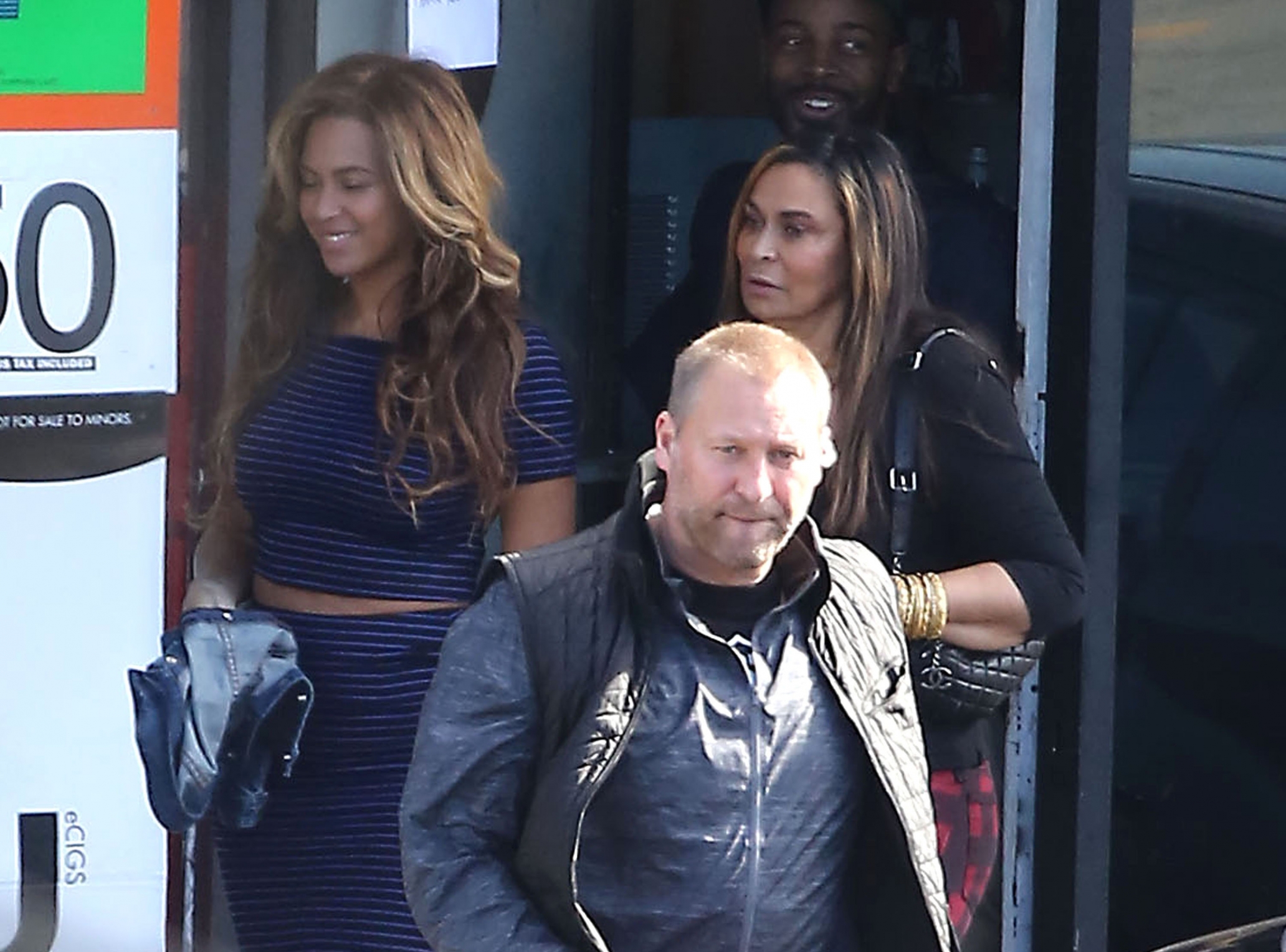 Бейонсе Ноулз. #Jayonce и Блу Айви обедали вместе Келли Роуланд и Тиной Ноулз в Лос-Анджелесе