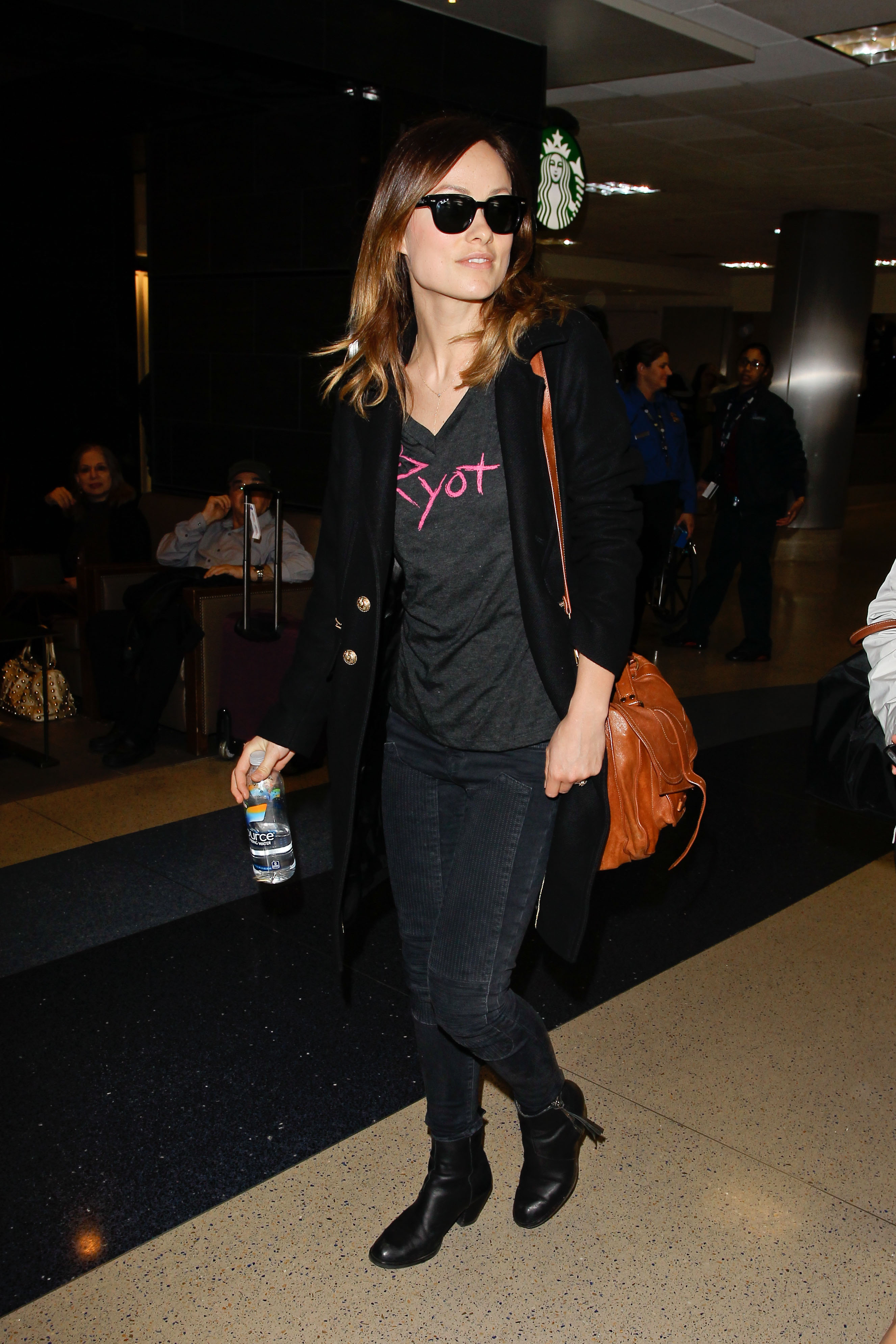 Оливия Уайлд. Оливия в аэропорту LAX