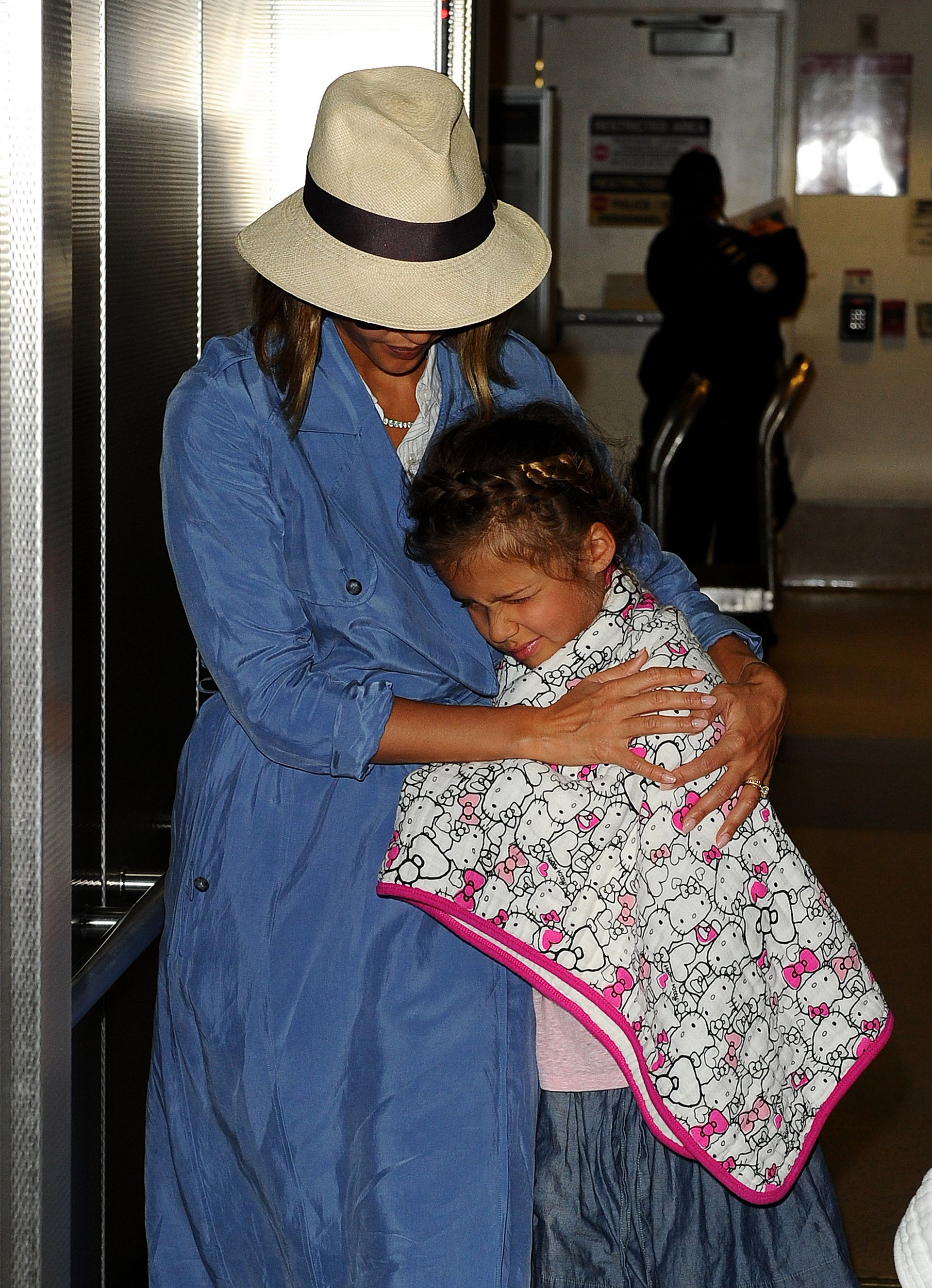 Джессика Альба. Джессика Альба в аэропорту Лос-Анджелеса