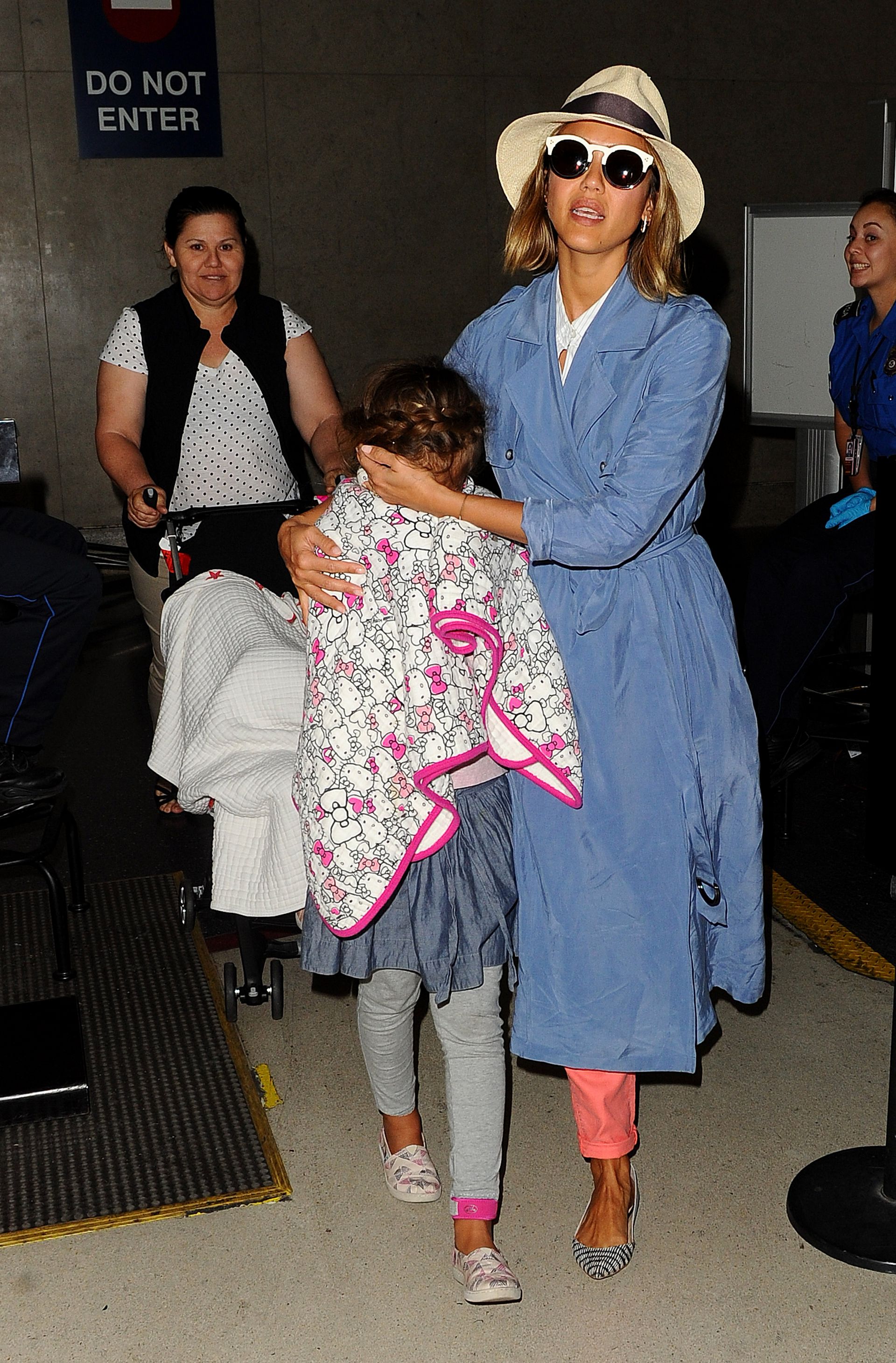 Джессика Альба. Джессика Альба в аэропорту Лос-Анджелеса