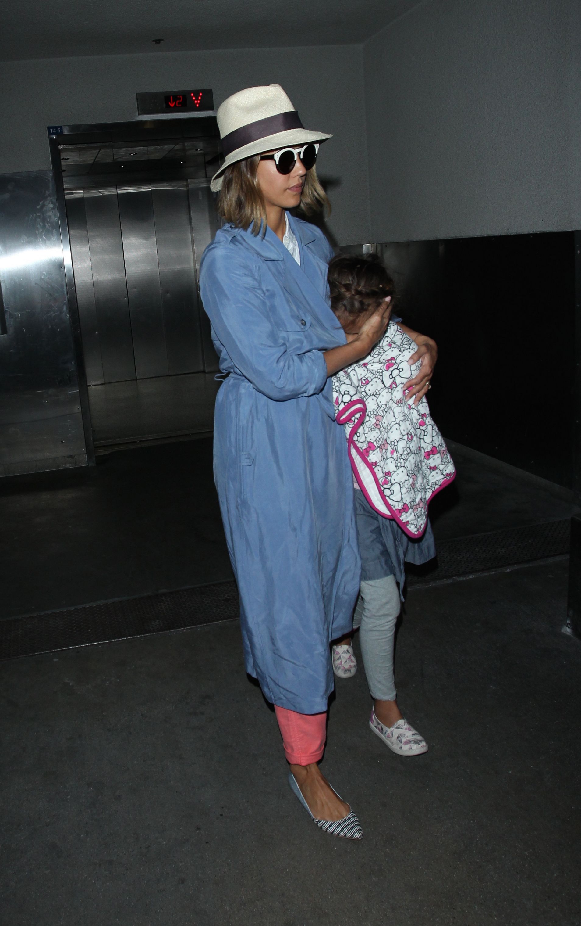 Джессика Альба. Джессика Альба в аэропорту Лос-Анджелеса