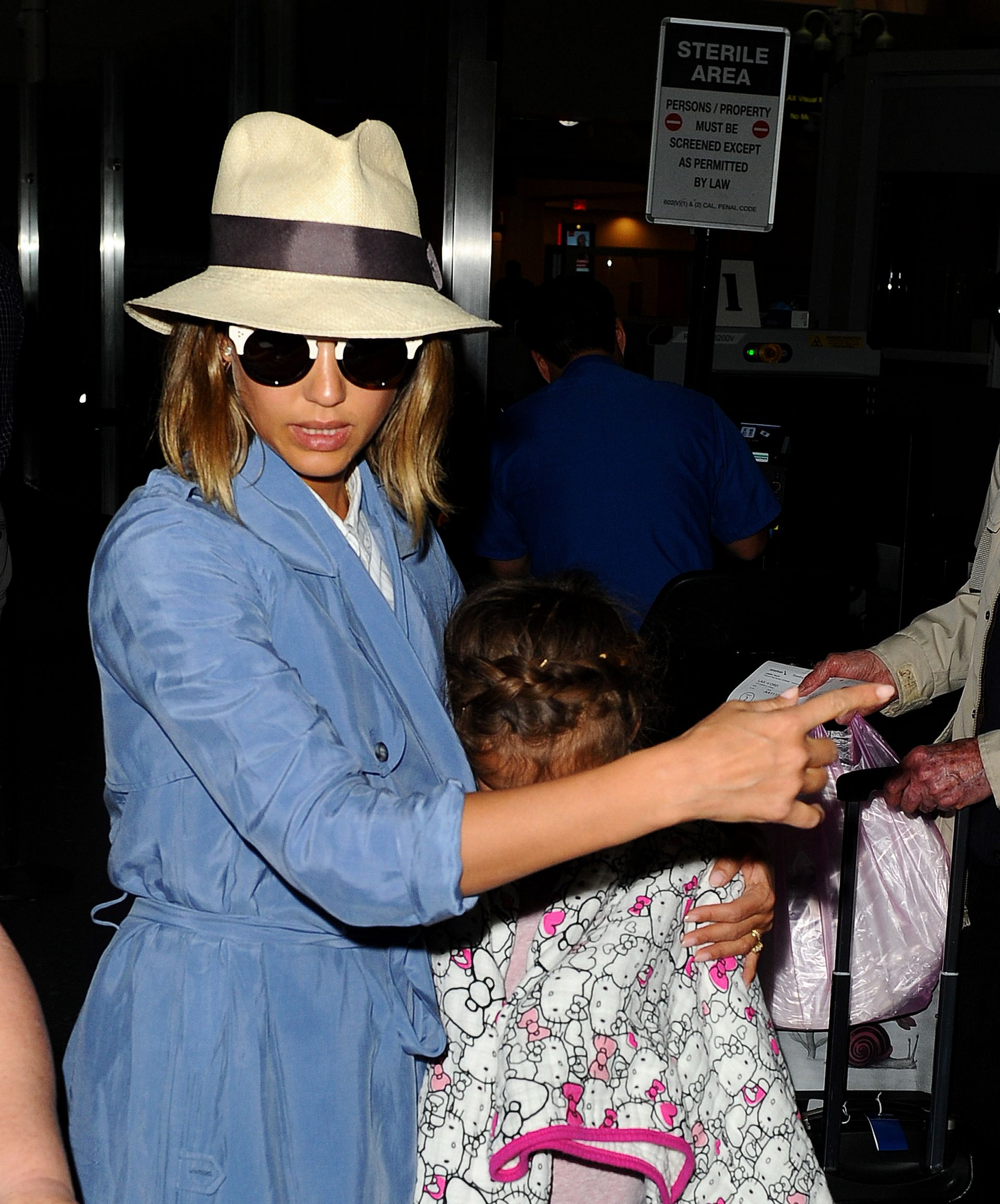 Джессика Альба. Джессика Альба в аэропорту Лос-Анджелеса