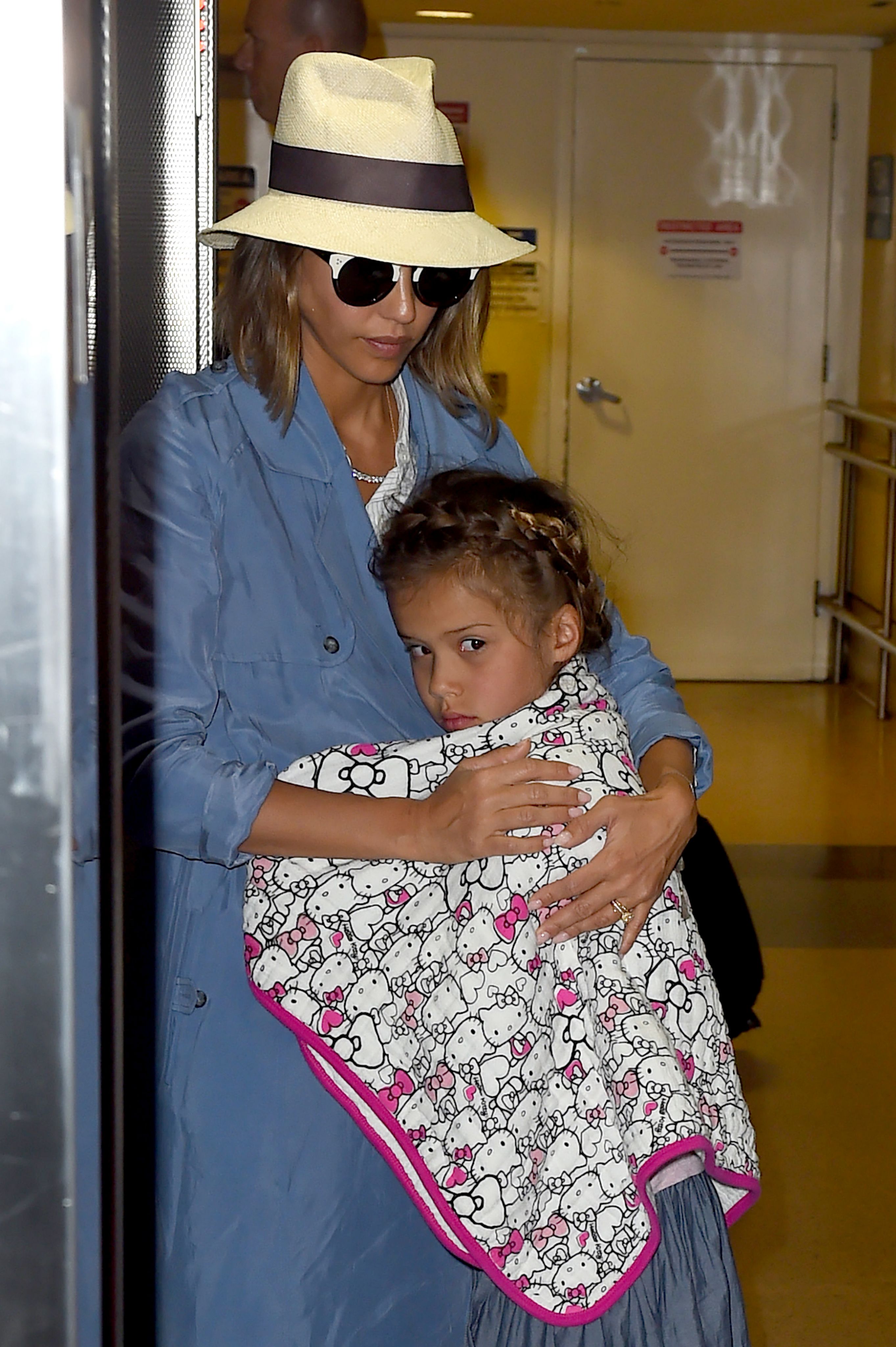 Джессика Альба. Джессика Альба в аэропорту Лос-Анджелеса