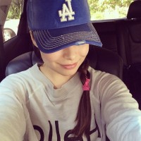 Миранда добавила фото в инстаграм с пометкой "моя новая кепка"