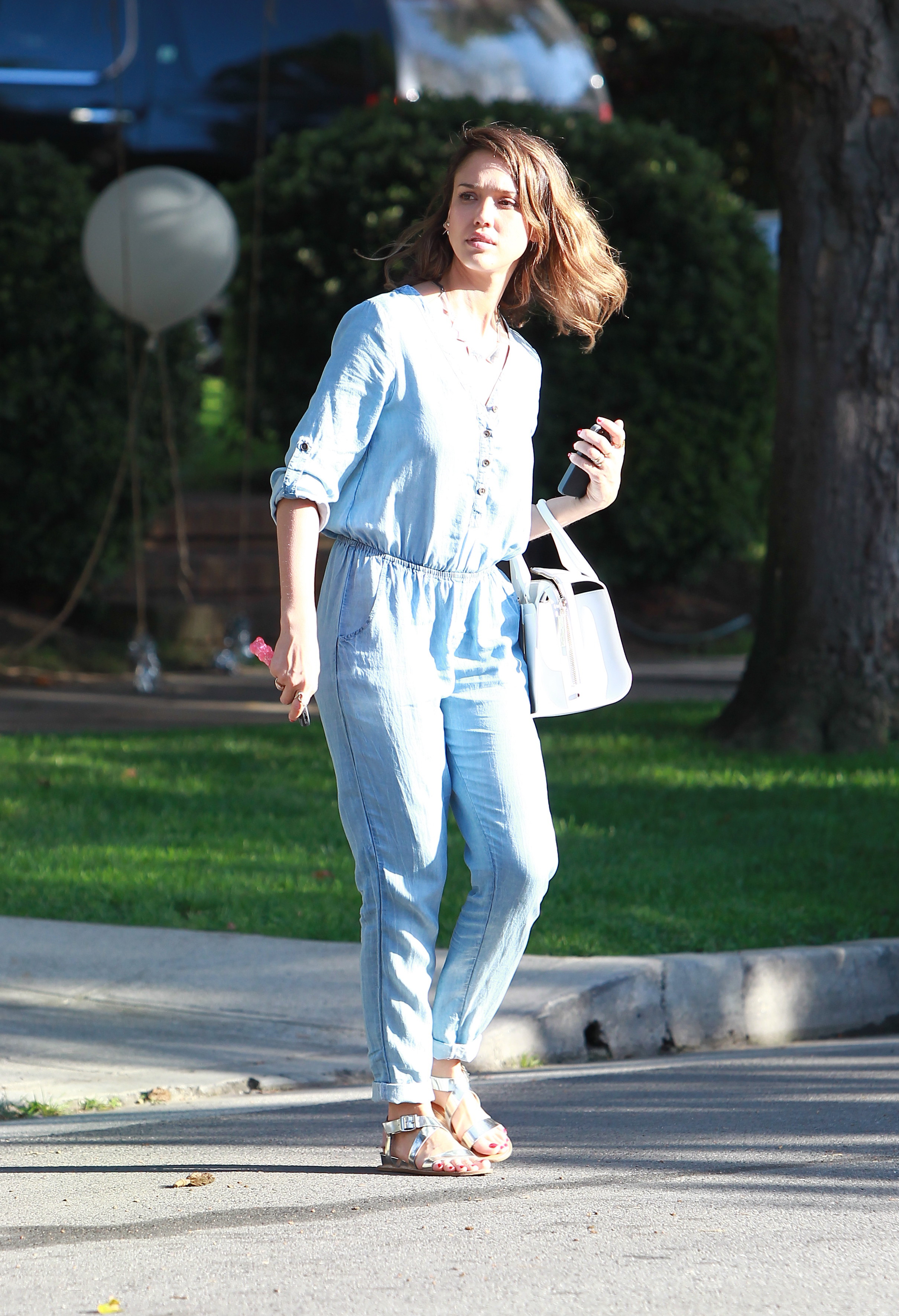 Джессика Альба. Джессика Альба и Онор идут на вечеринку