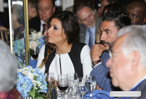 Ева Лонгория. 24 ноября 2013 - Ева Лонгория в Израильском консульстве в Марина-Дель-Рей, штат Калифорния