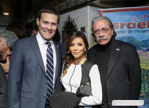 Ева Лонгория. 24 ноября 2013 - Ева Лонгория в Израильском консульстве в Марина-Дель-Рей, штат Калифорния