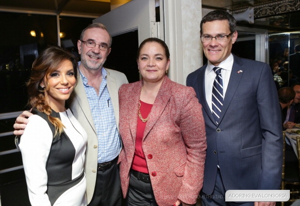 Ева Лонгория. 24 ноября 2013 - Ева Лонгория в Израильском консульстве в Марина-Дель-Рей, штат Калифорния
