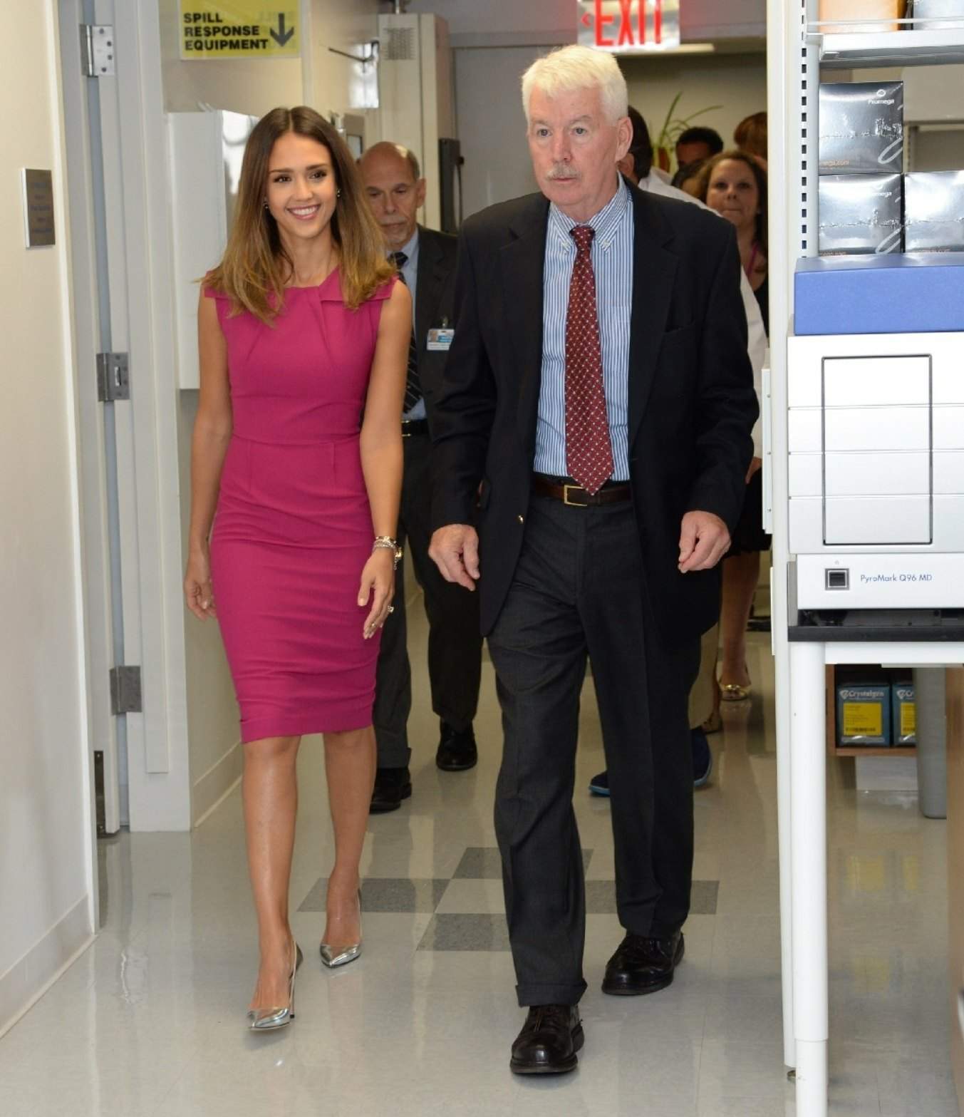 Джессика Альба. Джессика Альба на открытии Ultra Clean Room по изучению воздействия химических веществ в окружающей среде на здоровье детей в "Mount Sinai Hospital" в Нью-Йорке