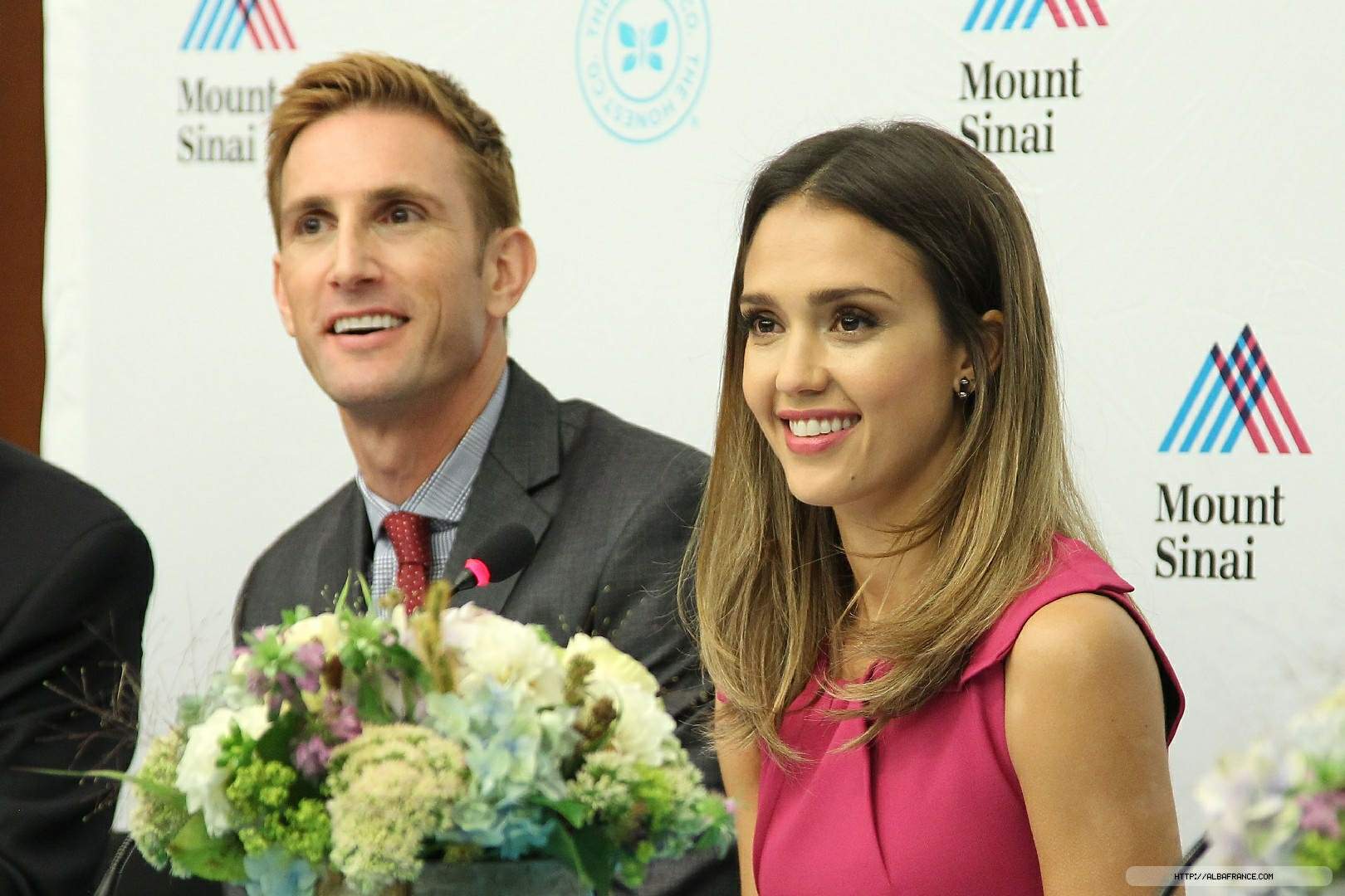 Джессика Альба. Джессика Альба на открытии Ultra Clean Room по изучению воздействия химических веществ в окружающей среде на здоровье детей в "Mount Sinai Hospital" в Нью-Йорке