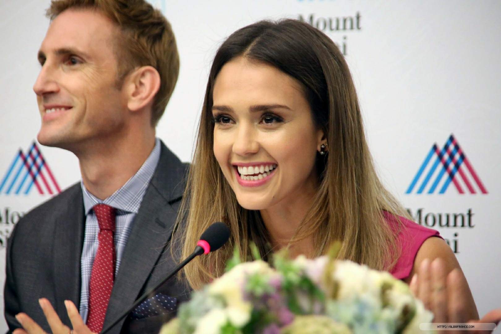 Джессика Альба. Джессика Альба на открытии Ultra Clean Room по изучению воздействия химических веществ в окружающей среде на здоровье детей в "Mount Sinai Hospital" в Нью-Йорке