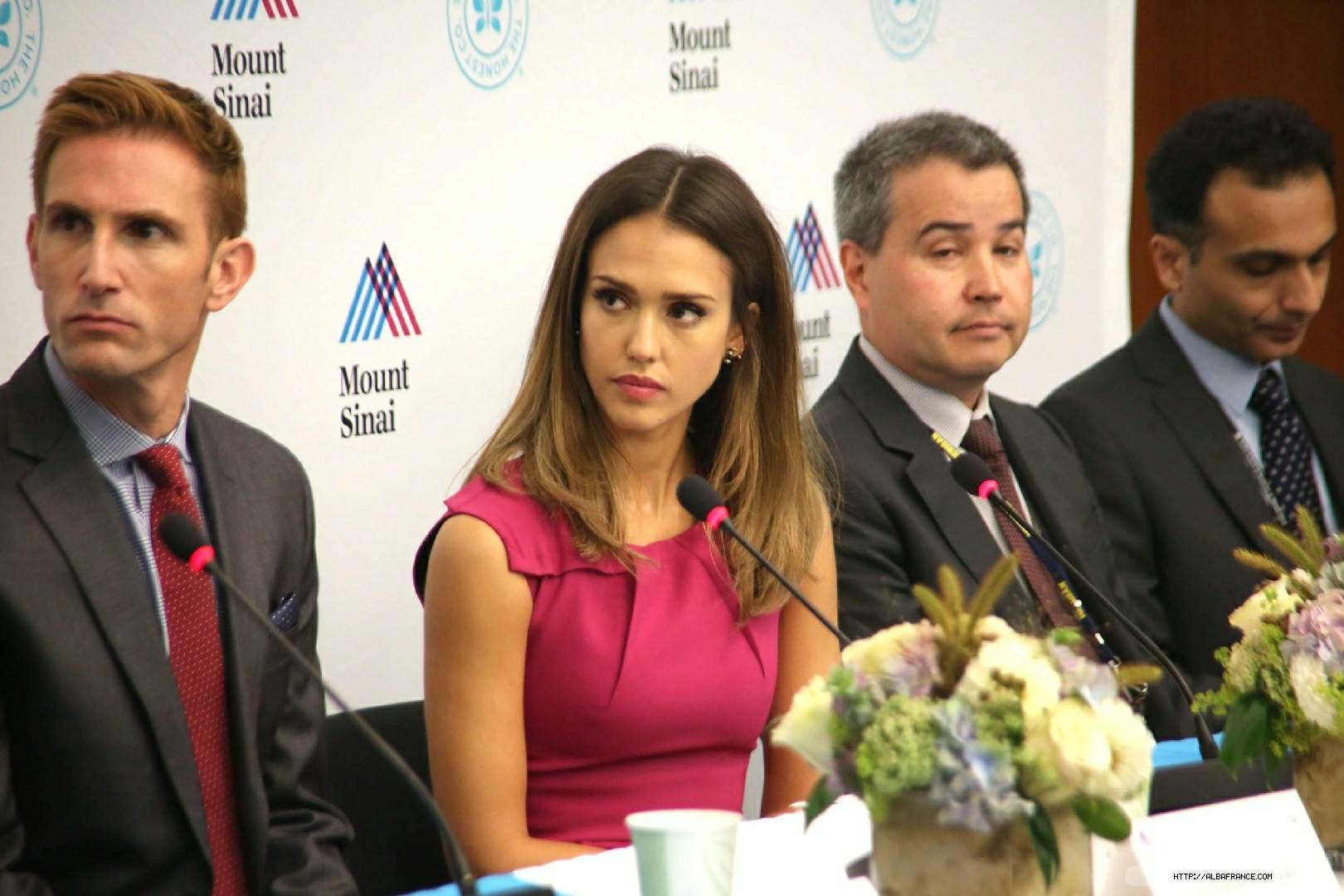 Джессика Альба. Джессика Альба на открытии Ultra Clean Room по изучению воздействия химических веществ в окружающей среде на здоровье детей в "Mount Sinai Hospital" в Нью-Йорке