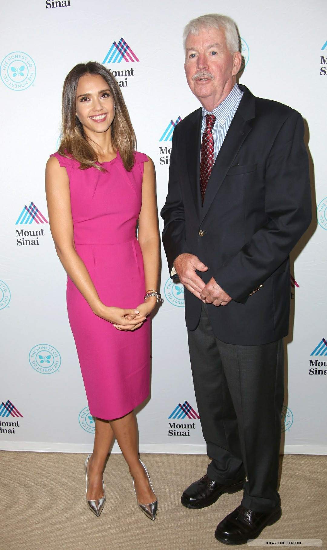 Джессика Альба. Джессика Альба на открытии Ultra Clean Room по изучению воздействия химических веществ в окружающей среде на здоровье детей в "Mount Sinai Hospital" в Нью-Йорке