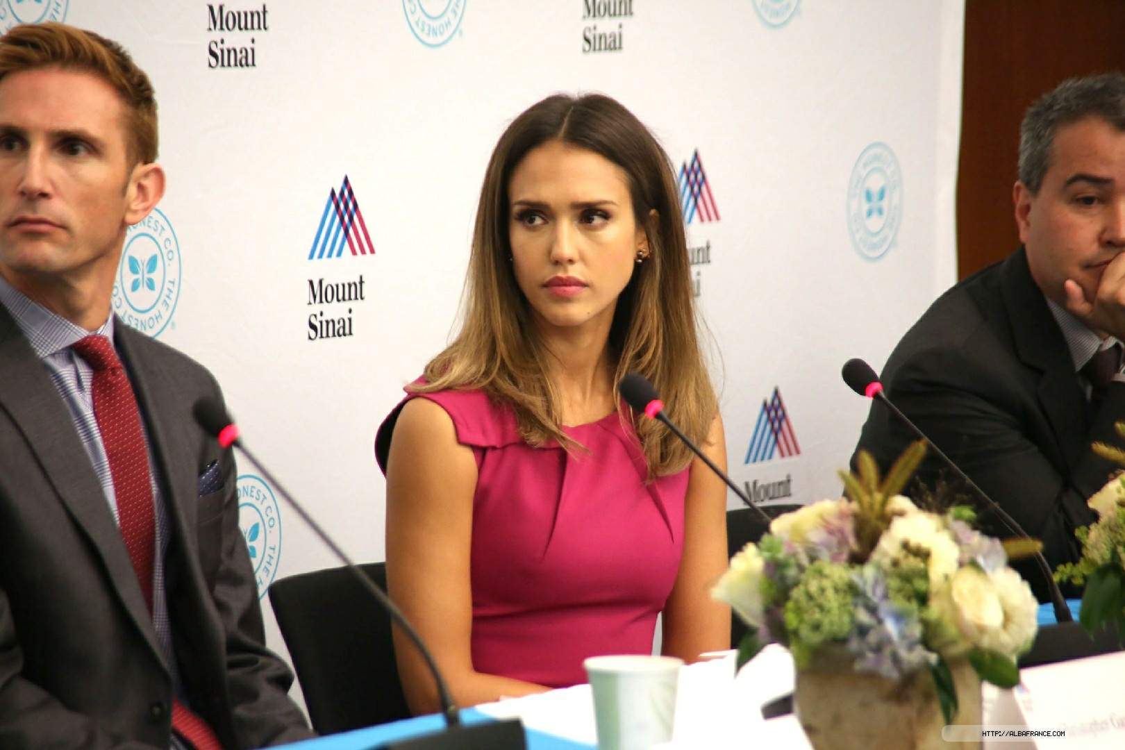 Джессика Альба. Джессика Альба на открытии Ultra Clean Room по изучению воздействия химических веществ в окружающей среде на здоровье детей в "Mount Sinai Hospital" в Нью-Йорке