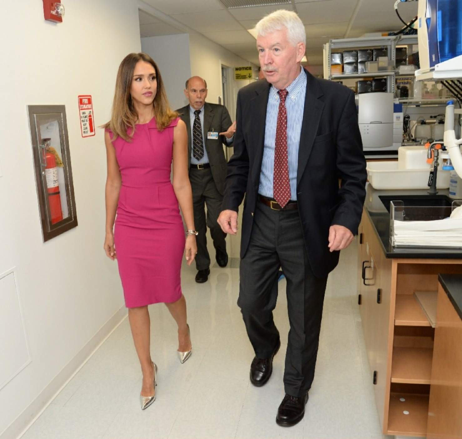 Джессика Альба. Джессика Альба на открытии Ultra Clean Room по изучению воздействия химических веществ в окружающей среде на здоровье детей в "Mount Sinai Hospital" в Нью-Йорке