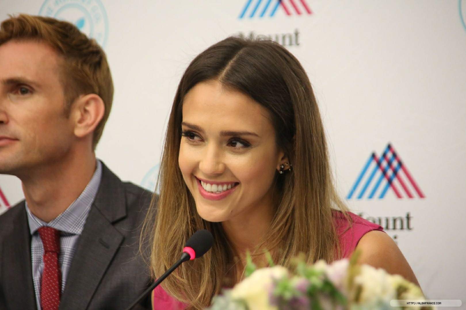 Джессика Альба. Джессика Альба на открытии Ultra Clean Room по изучению воздействия химических веществ в окружающей среде на здоровье детей в "Mount Sinai Hospital" в Нью-Йорке