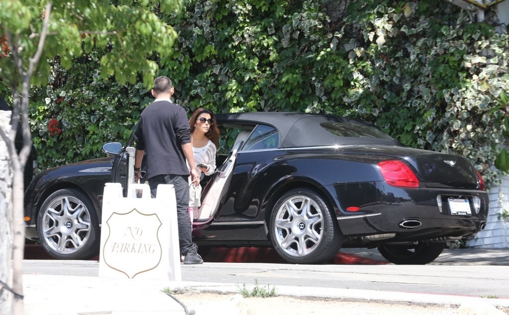 Ева Лонгория.  Ева Лонгория прибыла  в Шато Мармон в Голливуде, штат Калифорния.