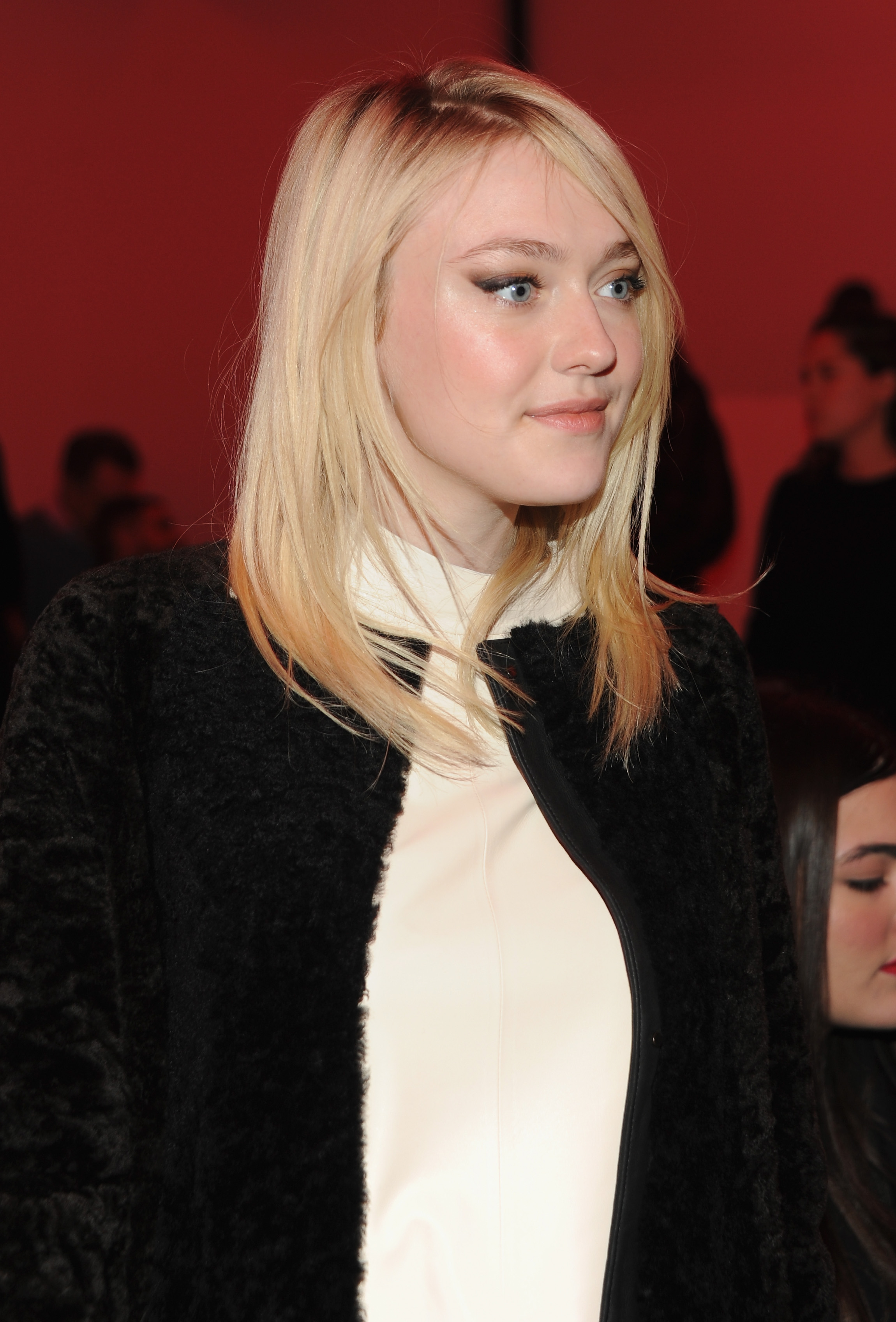 Дакота Фаннинг. Дакота побывала на модном показе брэнда "Proenza Schouler" в Нью-Йорке.