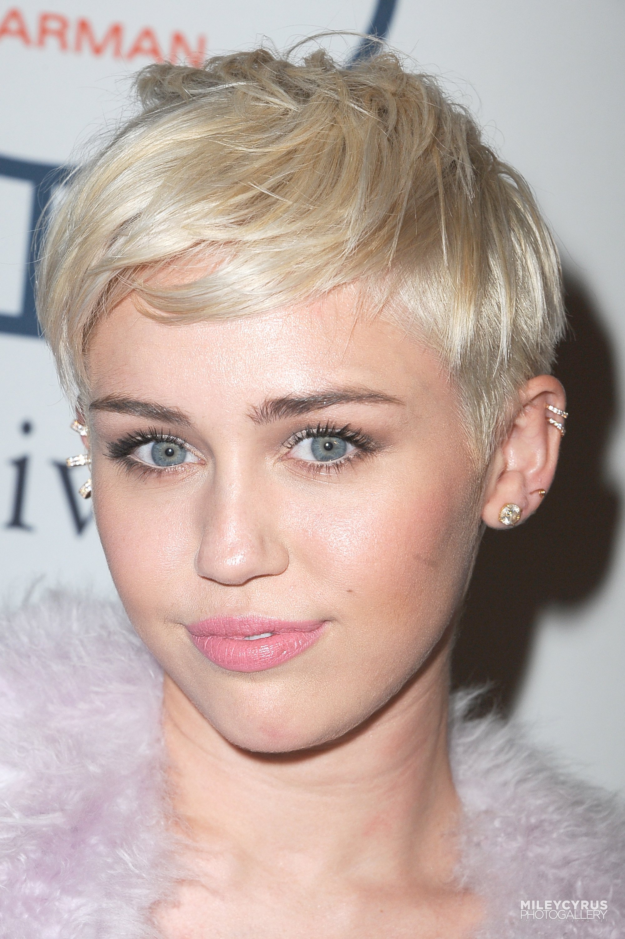 Майли Сайрус. Майли на гала-вечере «Pre-Grammy 2014» в Лос-Анджелесе, США